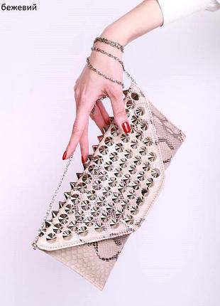 Міні-сумочка клапті конверт з шипами