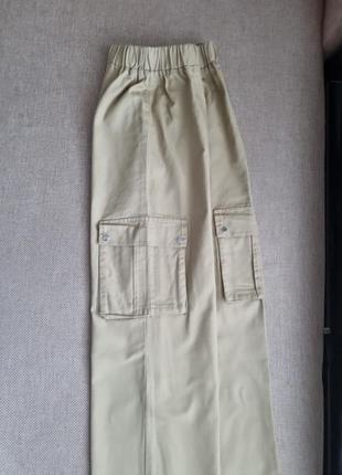 Бежевые прямые джинсы на резинке с карманами по бокам3 фото