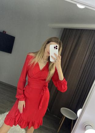 Красное атласное платье на запах1 фото