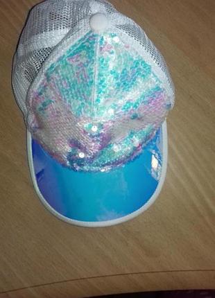 Белая бейсболка кепка с пайетками блестящая шапка.