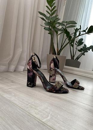 Стильні босоніжки