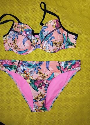 Яркий фирменный купальник hunkemoller