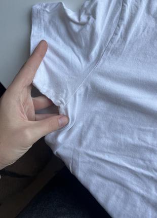 Базовая летняя белая футболка с v образным вырезом4 фото