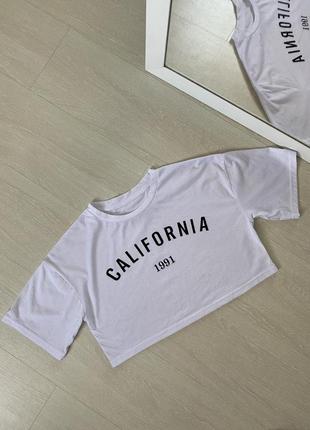 Укороченная белоснежная футболка shein california с принтом с надписью