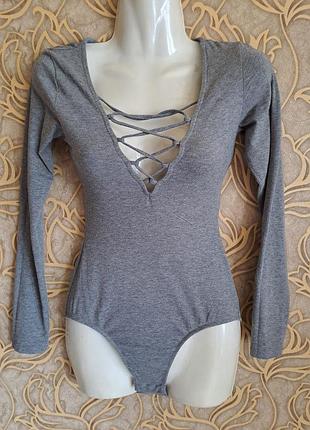 (966)стильный  серый боди divided с переплетами на груди /размер xs