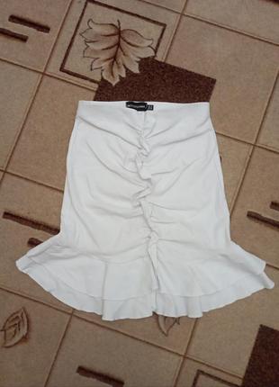 Белая юбка с утягивающим эффектом, с рюшами prettylittlething4 фото