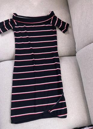 Платье с разрезом, платье с открытыми плечами, в полоску