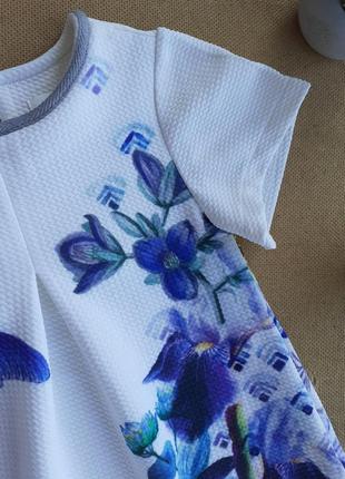 Белое фактурное платье на 6-9 месяцев в цветочный принт, синие цветы5 фото