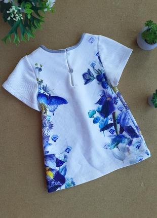Белое фактурное платье на 6-9 месяцев в цветочный принт, синие цветы7 фото