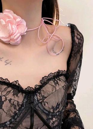 Чокер ожерелье с большим  цветком кружевное роза цветок розовый на шею на шнурке шнурок у2к y2k в стиле 90х 2000х украшение на руку талию5 фото