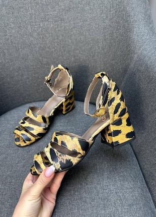 Босоножки колвр