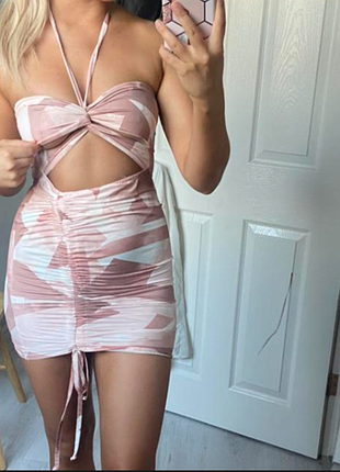 Платье с абстрактным принтом в вырезе халтер prettylittlething