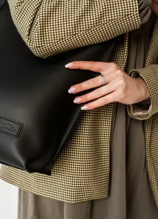 Жіноча сумка великого розміру та стриманого дизайну з одним відділенням на блискавці чорна (№641)2 фото