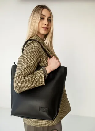 Жіноча сумка великого розміру та стриманого дизайну з одним відділенням на блискавці чорна (№641)4 фото