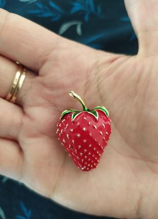 Брошь клубника