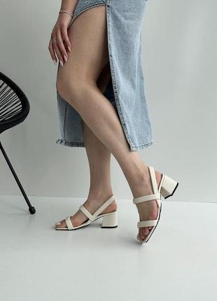 Стильные босоножки женские кожаные на маленьком каблуке молочного цвета2 фото