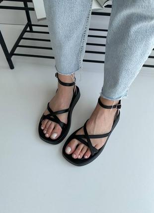 Босоніжки сандалі натуральна шкіра чорні білі
