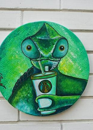 Круглая картина хамелеон пьющий кофе starbucks2 фото