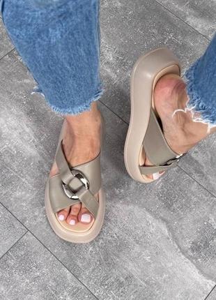 Кожаные бежевые шлепки на платформе стильные женские