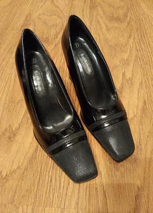 Новые черные туфли