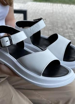 Стильні білі босоніжки/сандалі на плоскій підошві білого кольору жіночі літні,на літо колір білий1 фото