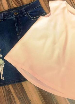 Casual-комплект: расклешенный топ "zara" лососевого цвета и джинсовая юбка с рисунком