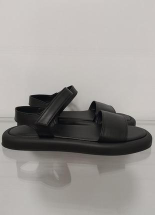 Женские черные кожаные сандалии на модной подошве5 фото