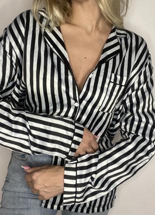 Женская удлиненная черно-белая полосатая рубашка – шифоновая свободного кроя2 фото