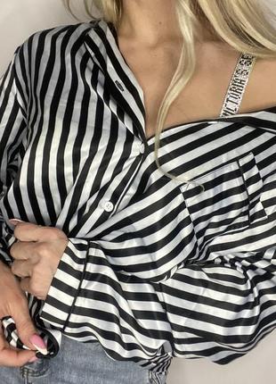 Женская удлиненная черно-белая полосатая рубашка – шифоновая свободного кроя3 фото