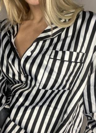 Женская удлиненная черно-белая полосатая рубашка – шифоновая свободного кроя5 фото
