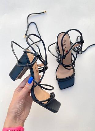 Босоножки на завязках черные