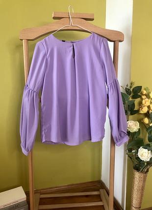 Сиреневая блузка с объемным рукавом