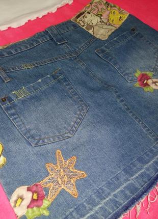 Юбка джинсовая со стильной аппликациями2 фото