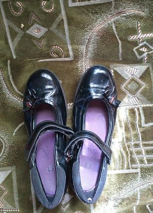 Школьньіе туфлі clarks