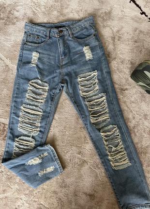 Стильные порванные джинсы1 фото