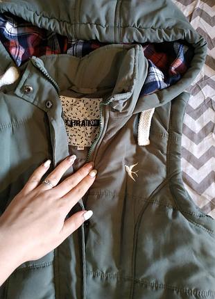 Стильная желетка с капюшоном, размер  хс,с.