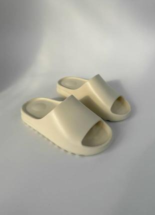 Стильні пляжні молочні шльопанці,шльопки жіночі молочного кольору гумові/піна,жіноче взуття на літо колір молочний3 фото
