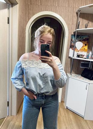 Ніжно-блакитна сорочка з відкритими плечима boohoo