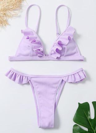 Красивый купальник в фиолетовом цвете с рюшами на лифе и на плавках2 фото