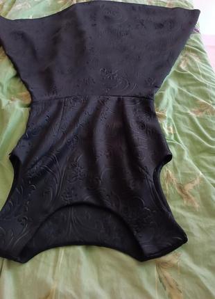 Черная сукэнка с принтом4 фото