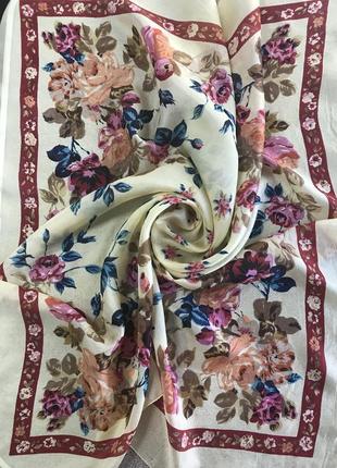 Изысканный, очень нежный платок из натурального шелка в цветы