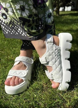 Босоніжки сандалі на платформі і липучках чорні білі