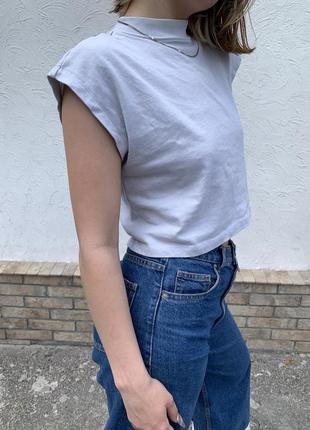 Топ з горлом та вклроченими рукавами