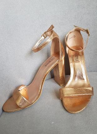 Ефектні босоніжки золотавого коліру, розмір 38
