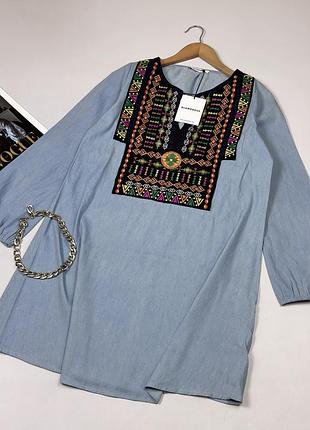 Платье с вышивкой