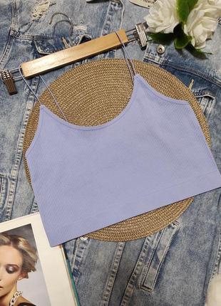 Стильная укороченная майка в рубчик на тонких бретелях из микрофибры бесшовная топ