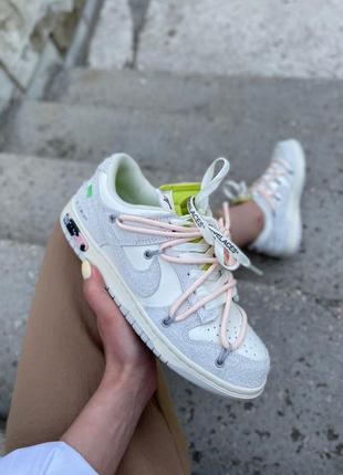 Женские замшевые кроссовки nike sb dunk x off white. цвет серый с розовыми шнурками