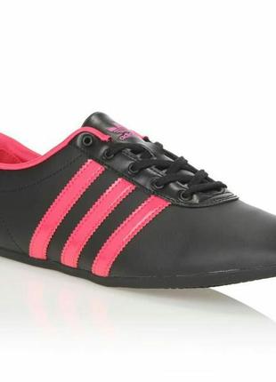 Нові жіночі кросівки Спортивные штаны adidas sport essentials puma nb3 фото