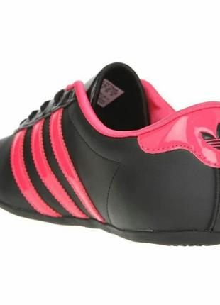 Нові жіночі кросівки Спортивные штаны adidas sport essentials puma nb9 фото