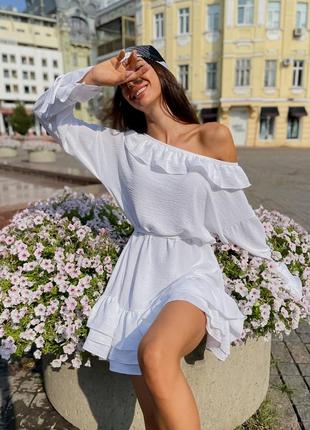 Міні сукня з довгими рукавами з рюшами рюшками біла